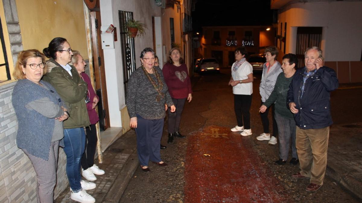 Grupo de vecinas de la calle El Santo afectadas, anoche, conversando sobre su problema.