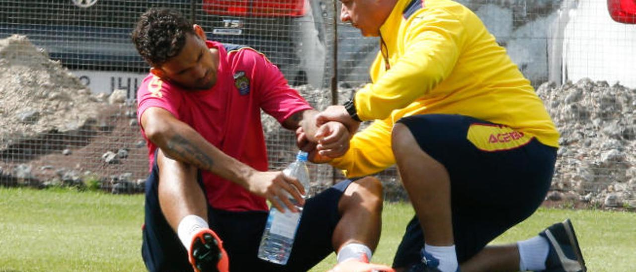 Willian José es atendido por el doctor del equipo durante el entrenamiento de ayer en Barranco Seco.