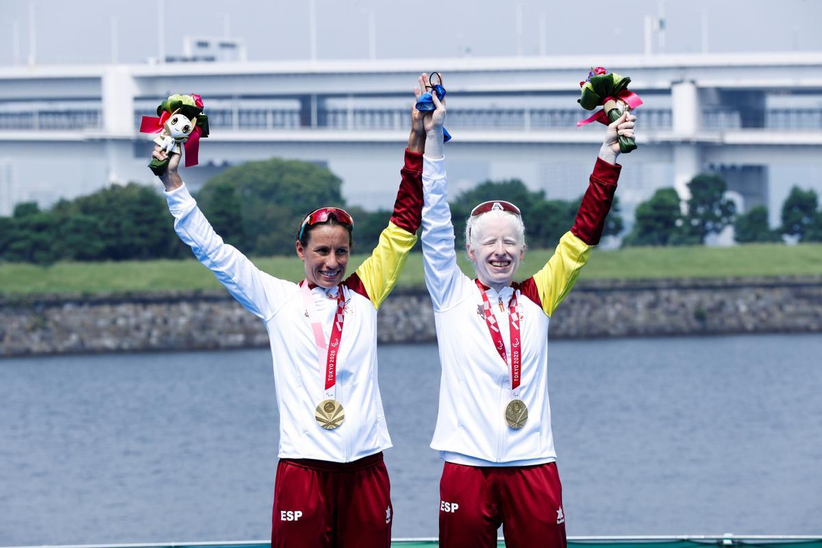 Susana Rodríguez (d), junto a su guía Sara Loehr, reciben su medalla de oro en Tokio.