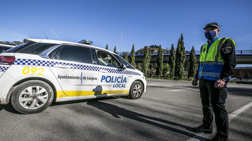 Detienen a un padre y un hijo en Sama: el joven no tenía carné y el progenitor alegó que &quot;le estaba dando clases&quot; para aprender a conducir