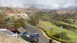 La Policía Nacional, en marzo, delante de la vivienda de El Salobre en la que viven José, el del Buque, y su familia