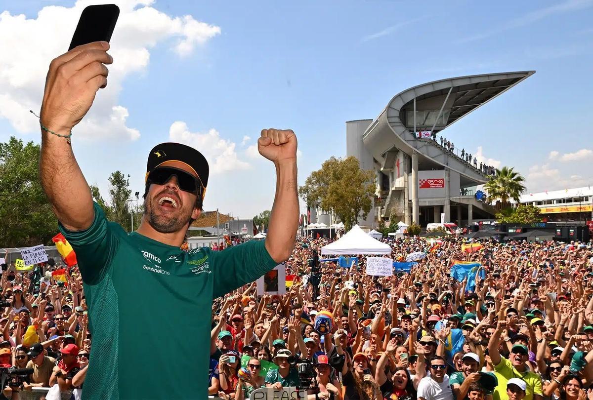Fernando Alonso, con los fans en el Circuit de Barcelona