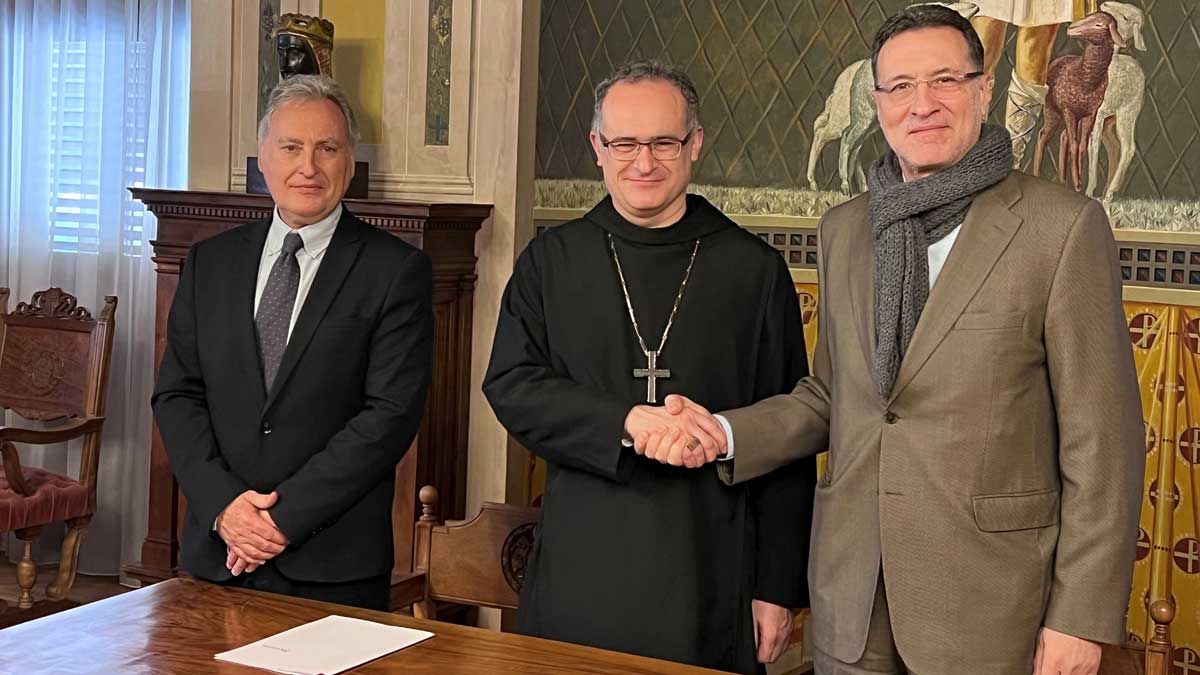 Carles Riba, director de la Fundació Abadia de Montserrat 2025, el padre Manel Gasch, Abat de Montserrat, y Lluís Deulofeu, presidente de la Fundació Cellnex.