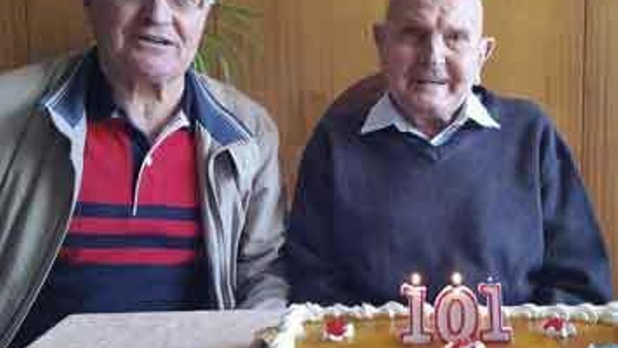 Graciano Bruña, derecha, con la tarta de su cumpleaños.