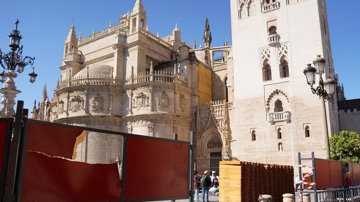 Vídeo | Paneles vandalizados en el entorno de la Catedral de Sevilla