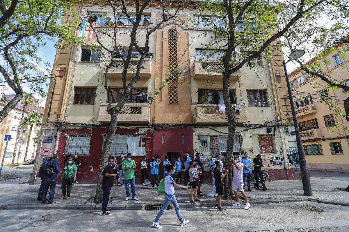 Activistas del Sindicat del barri Cabanyal y de la PAH paralizan el desahucio