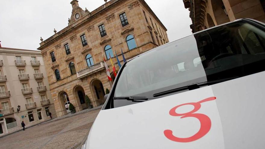 Un vehículo con el logo del Ayuntamiento ante la Casa Consistorial.