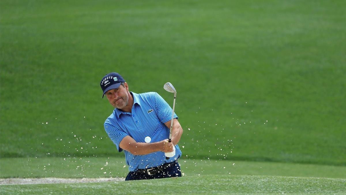 José María Olazábal sale de un bunker durante la sesión de entrenamiento del Masters