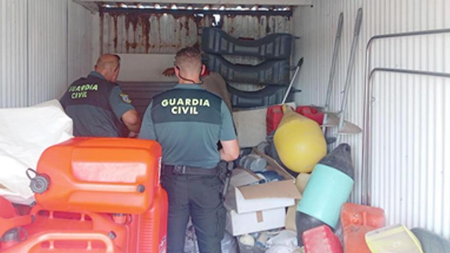 Requisan más de 1.000 litros de gasolina almacenados irregularmente para barcos y motos de agua de alquiler en La Manga del Mar Menor