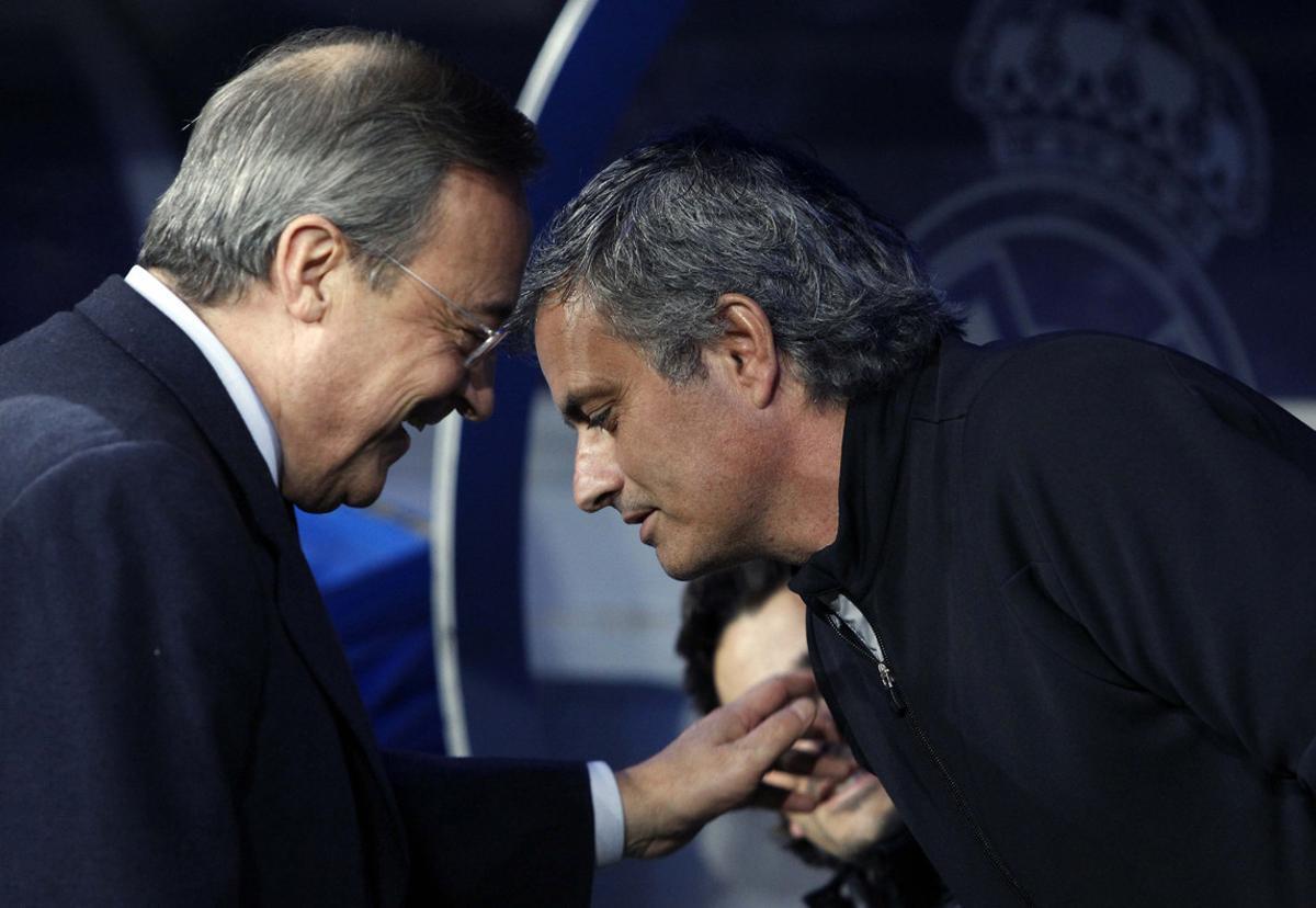 MD51. MADRID, 26/11/2011.- El presidente del Real Madrid, Florentino Pérez (i), saluda al técnico portugués José Mourinho (d), momentos antes del partido de la decimocuarta jornada de Liga de Primera División, que el conjunto blanco disputa ante el Atlético de Madrid esta tarde en el estadio Santiago Bernabéu. EFE/Juan Carlos Hidalgo