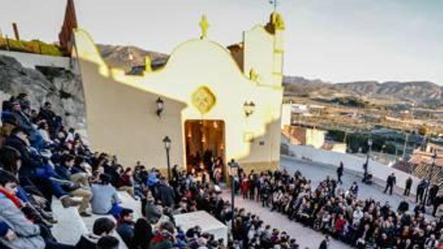 Los vecinos se reúnen en el Cabildo.