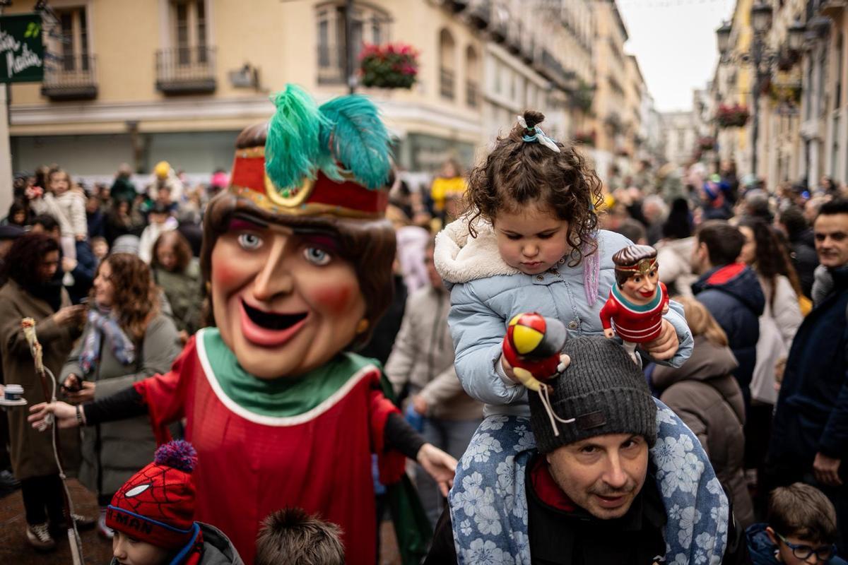 Cabezudos y niños en la calle Alfonso I de Zaragoza, este jueves con motivo de San Valero.
