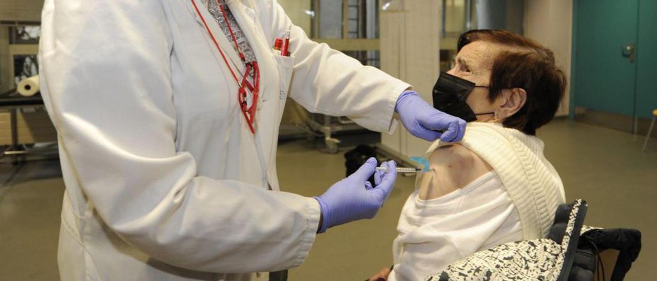 Vacunación de una octogenaria en Lalín en octubre.