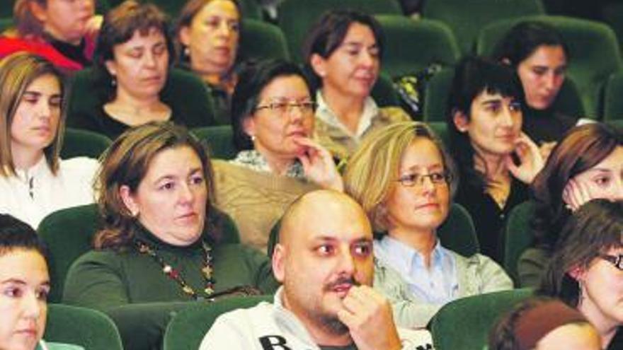 Asistentes a la asamblea de trabajadores de escuelas de bebés.