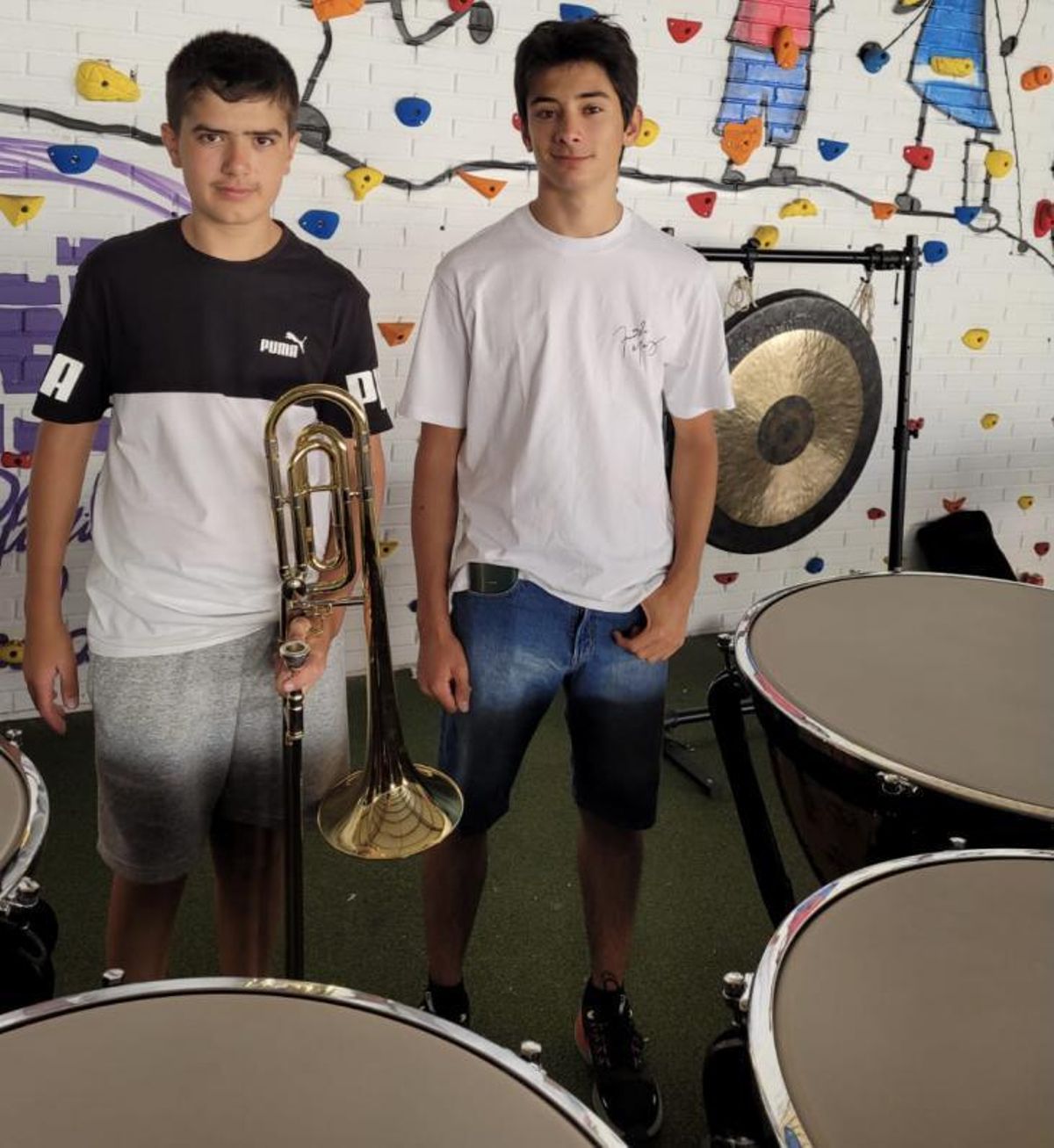 Arriba, el concierto en la Cidade da Cultura de Santiago, en el que participaron los dos cangueses. A la izq., Mateo Hernández y Teo Sánchez.   | // FDV
