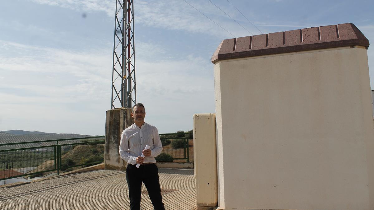 José Andrés García, junto a un transformador en Albendín.