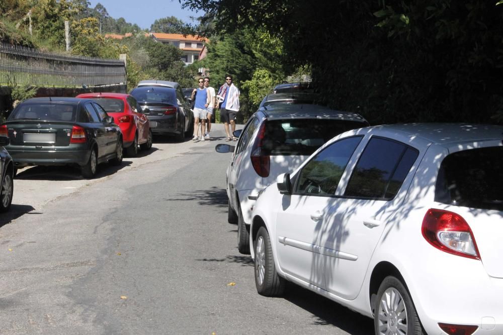 Multan a decenas de coches mal aparcados en las playas de Cangas