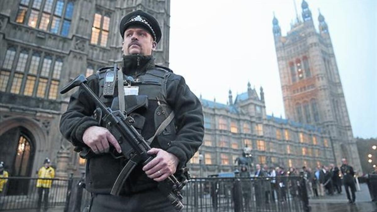 Vigilancia 8Un policí británico vigila la sede parlamentaria, con el Big Ben al fondo.
