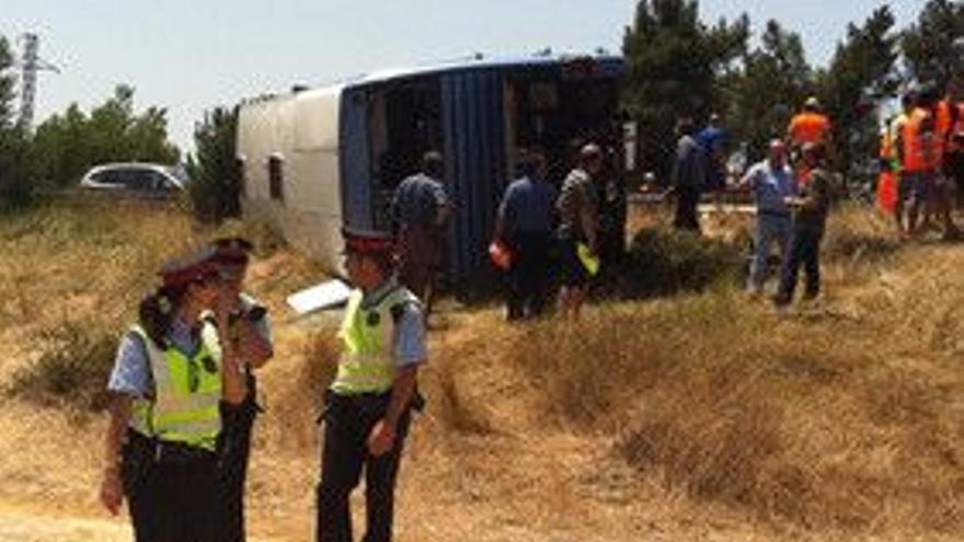 Un total de 44 personas resultan heridas tras volcar un autobús en Cassà de la Selva