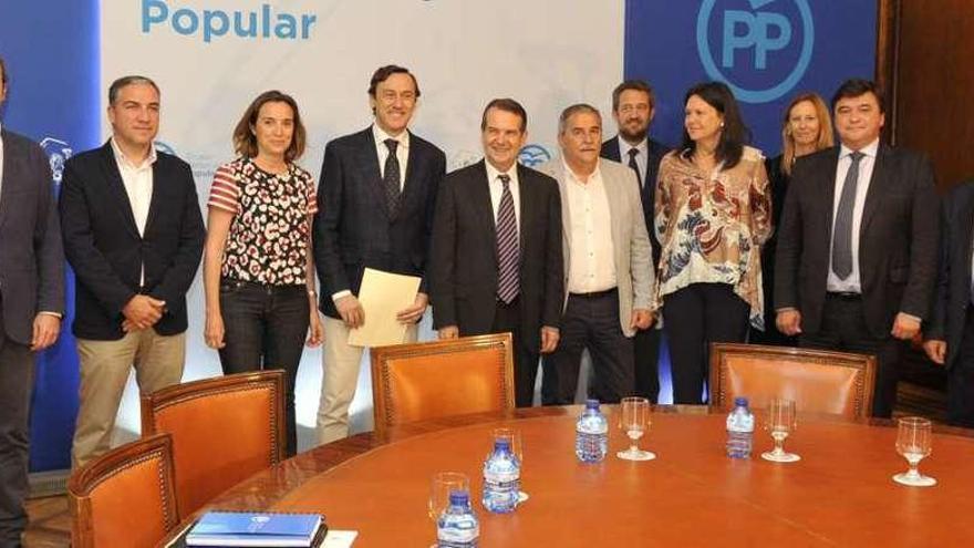 El alcalde y presidente de la Femp, Abel Caballero, junto al portavoz del Grupo Parlamentario del Partido Popular, Rafael Hernando, y otros asistentes a la reunión celebrada ayer en Madrid.