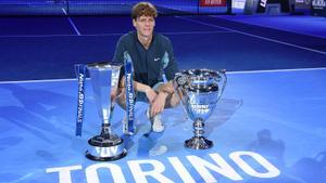 Turin (Italy), 17/11/2024.- Jannik Sinner of Italy celebrates with his trophy after winning against Taylor Fritz of the USA during their final match at the ATP Finals in Turin, Italy, 17 November 2024. (Tenis, Italia) EFE/EPA/Alessandro Di Marco