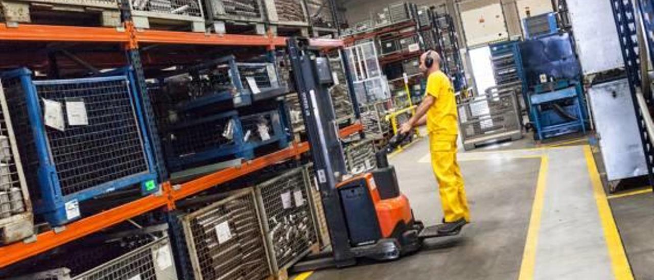 Un trabajador en la planta de Mettecno, en Silla.