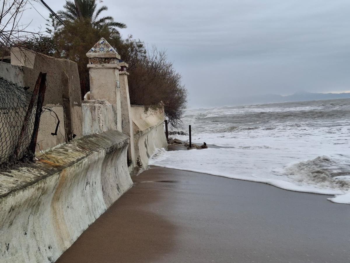 El estropicio del temporal Harry en las playas de Dénia y Xàbia (imágenes)