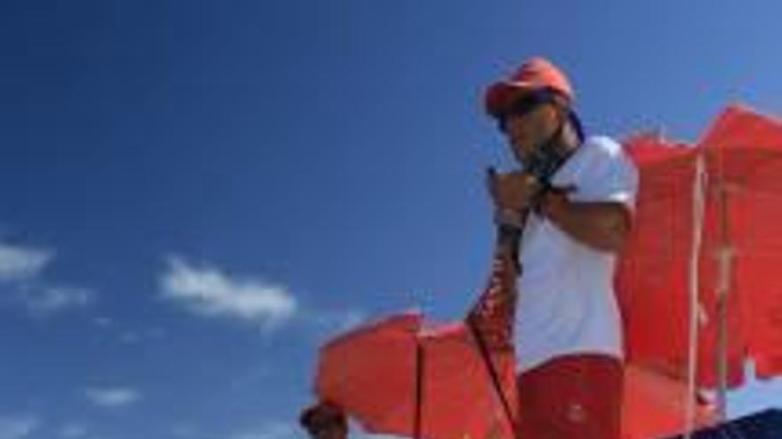 Tres socorristas de la Cruz Roja, en una posta el pasado verano.