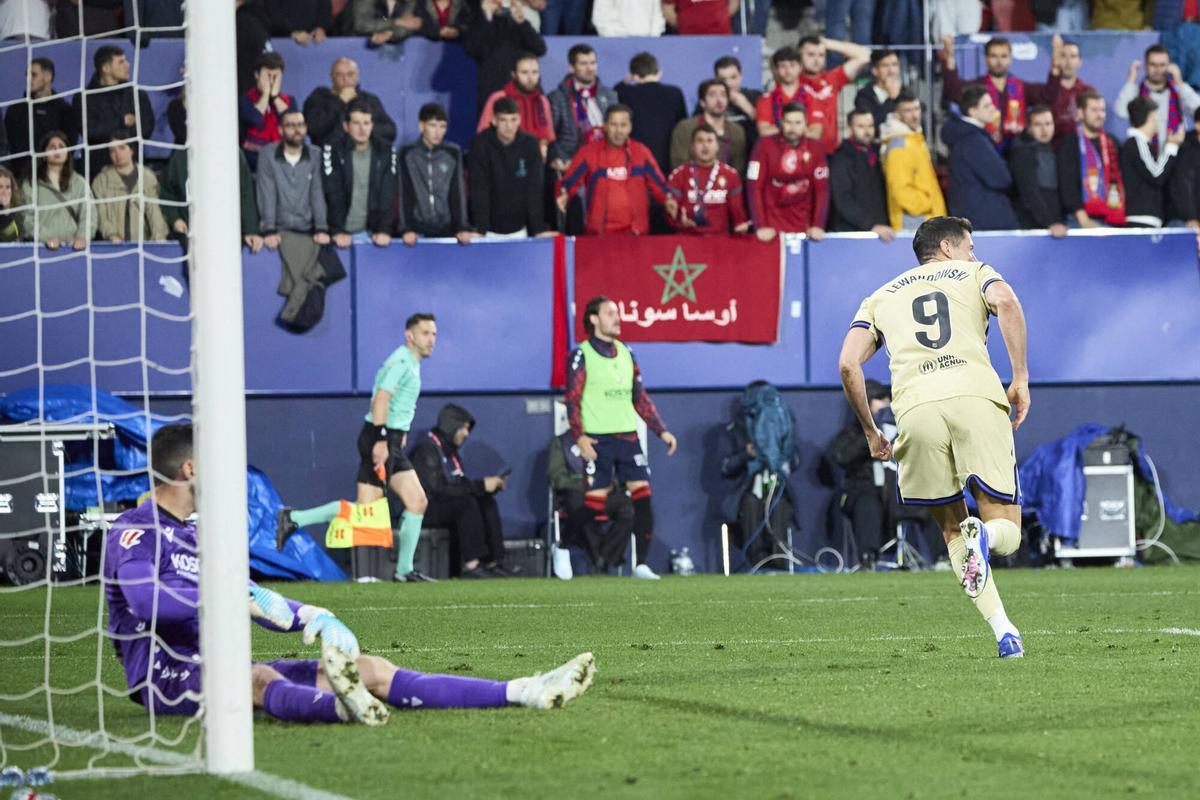 Lewandowski corre a celebrar su gol, el 0-1 ante un desolado.