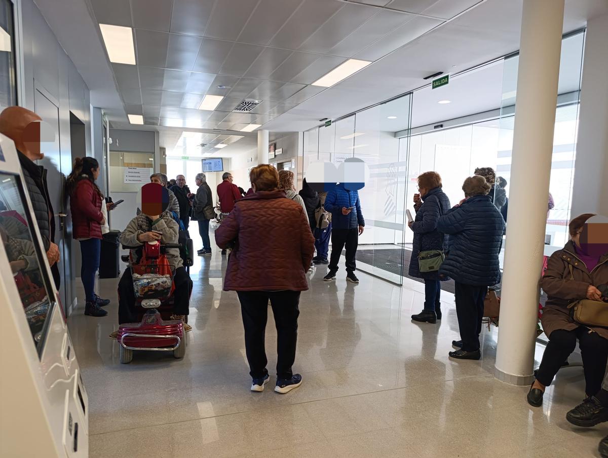 Colas en el nuevo centro de salud de Oliva para hacer gestiones en el mostrador, que se repiten casi a diario.