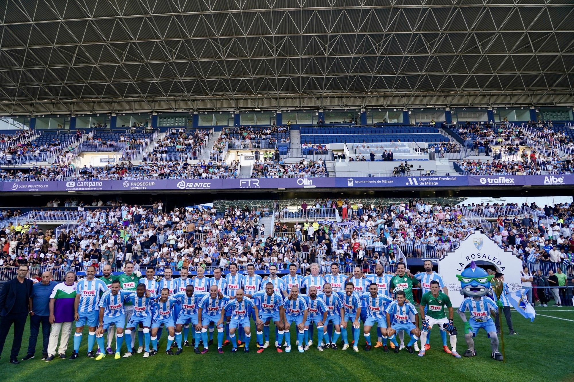 Las leyendas del Málaga CF vuelven a pisar el césped de La Rosaleda