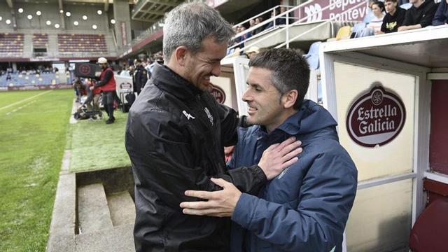 El saludo entre Rubén Domínguez y Jokin Aranbarri. | RAFA VÁZQUEZ