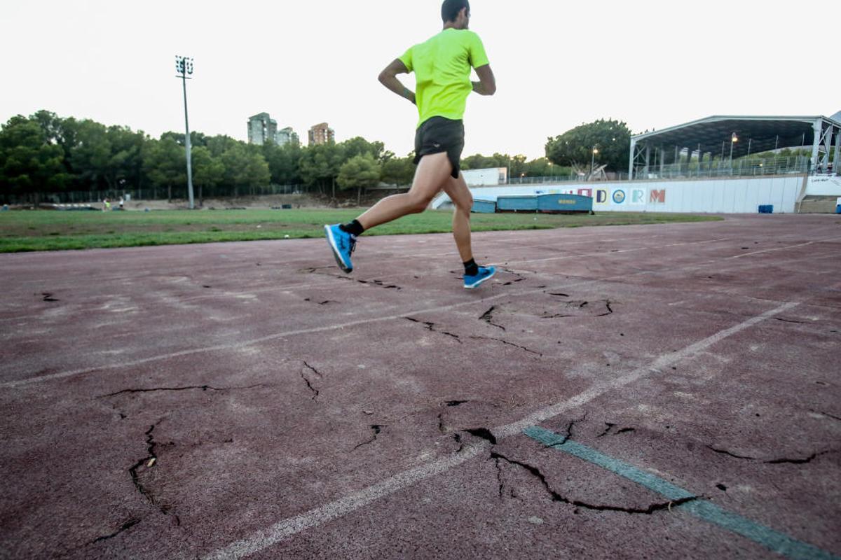 Así está la pista del polideportivo municipal