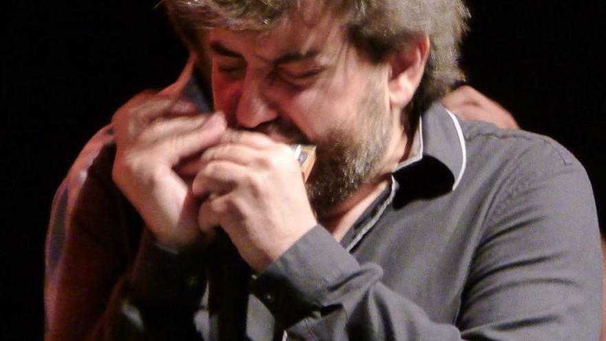 El armonicista Antonio Serrano, durante una actuación.