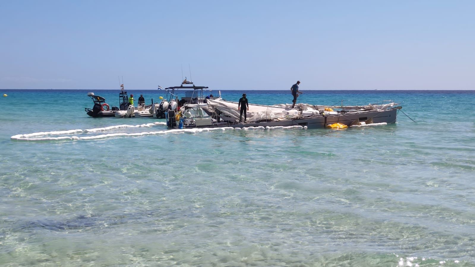 Trabajos para retirar el velero varado en Cala Millor