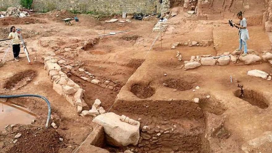 Imatge general on s&#039;observen diferents tombes excavades al terra i s&#039;intueix, a l&#039;esquerra, el mur romà