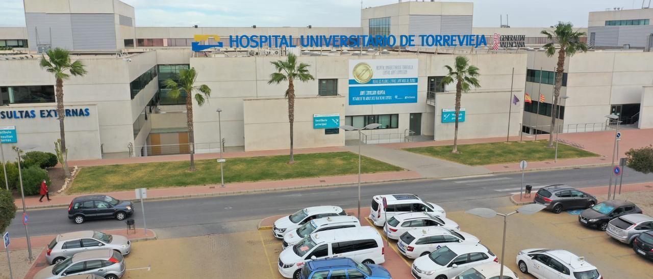 Imagen panorámica del Hospital Universitario de Torrevieja  con el nombre en la fachada principal