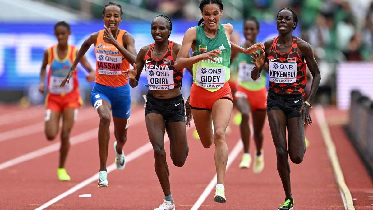 Gidey entra venedora en meta, adjudicándose el triunfo en la final de los 10.000.