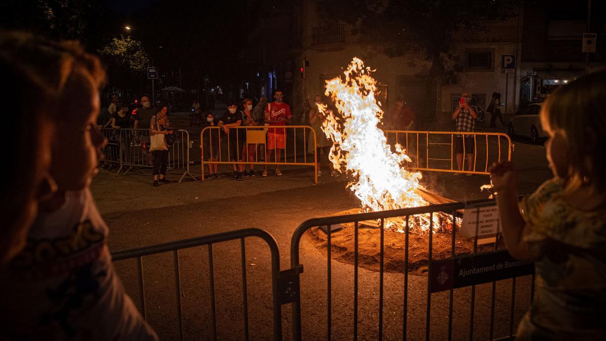 Hoguera de Sant Joan en la avenida de Mistral de Barcelona, el pasado 2020.