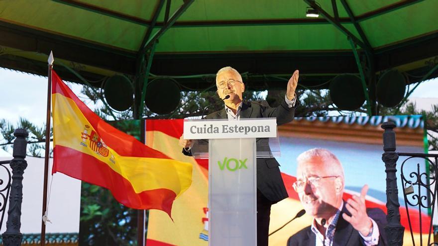 El fundador de Vox, José Antonio Ortega Lara, en un acto de campaña de Vox Estepona