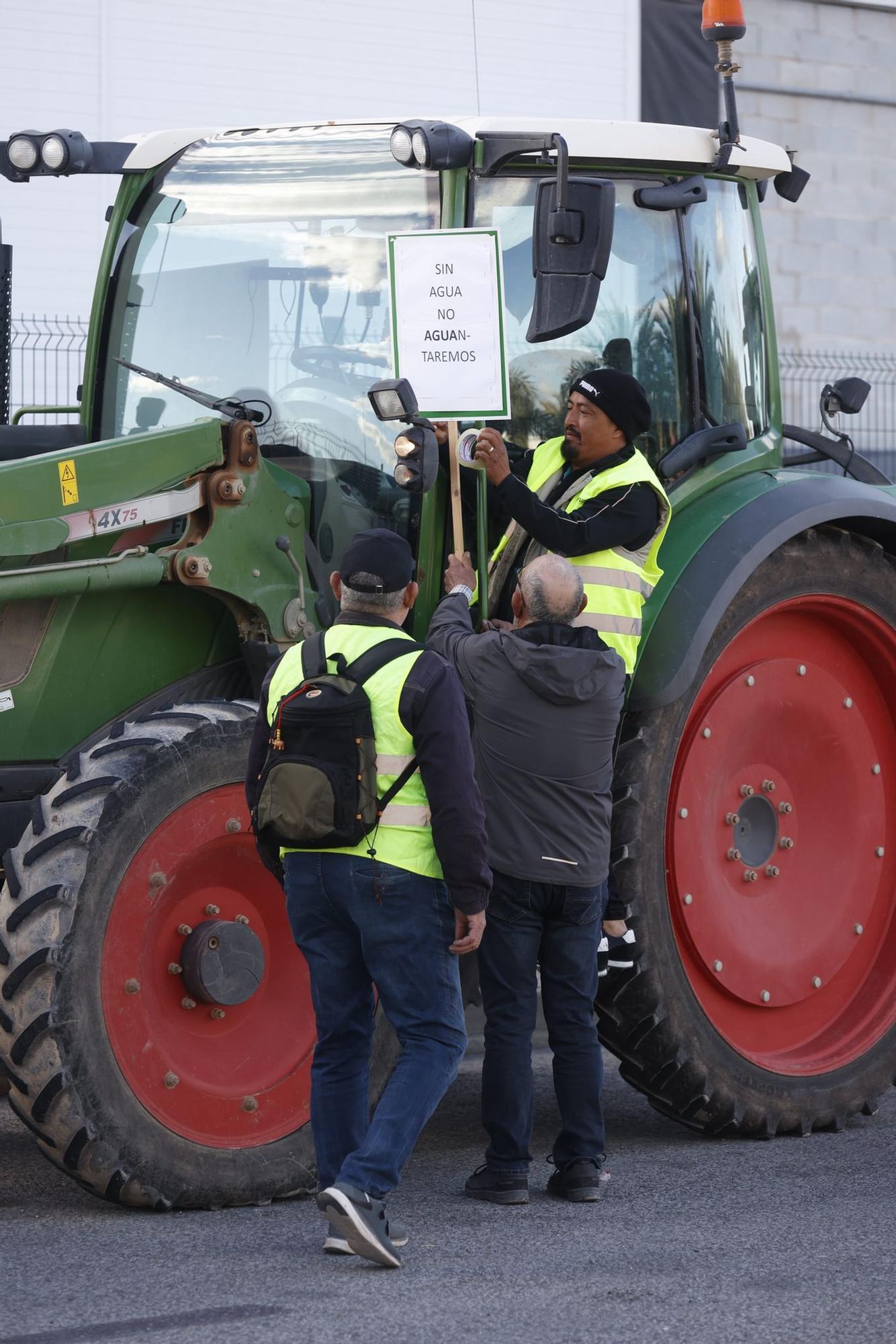 Los agricultores se concentran en tres comarcas de la provincia de Alicante en una tractorada por carreteras secundarias