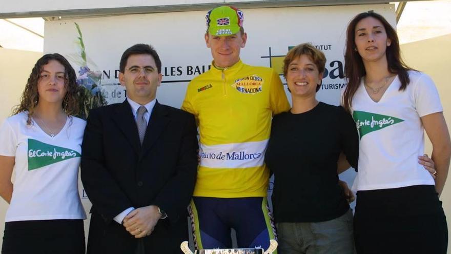 Bradley Wiggins posa con el maillot de líder del Cinturón a Mallorca en 2001.