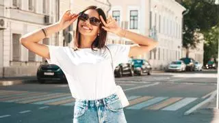 Las cinco camisetas blancas cómodas, bonitas y versátiles que tu armario necesita (¡por menos de 30 €!)