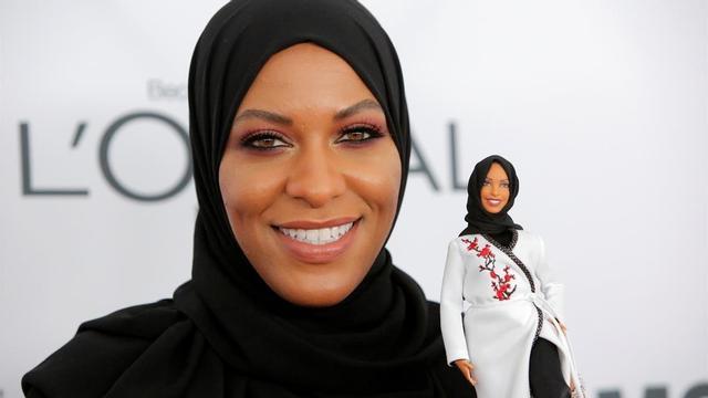 lmmarco40937441 olympic fencer ibtihaj muhammad holds a barbie doll made in 171114164942