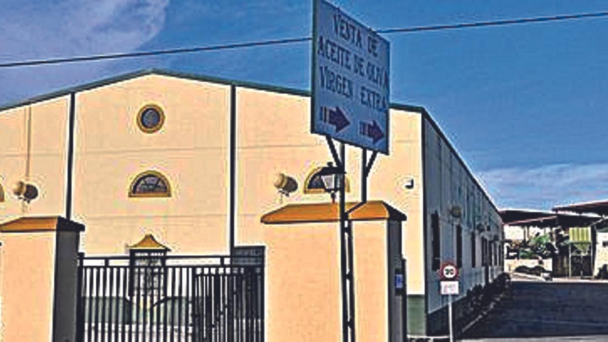 Fachada de las intalaciones de la Cooperativa Jesús Nazareno de Aguilar de la Frontera.