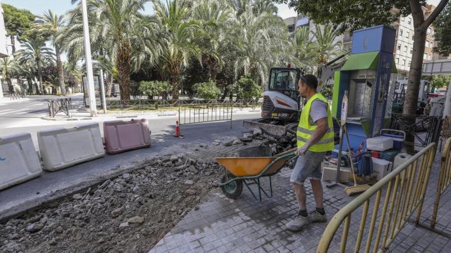 Operarios retirando los restos de la demolición de la acera en la avenida.  | ÀXEL ÁLVAREZ