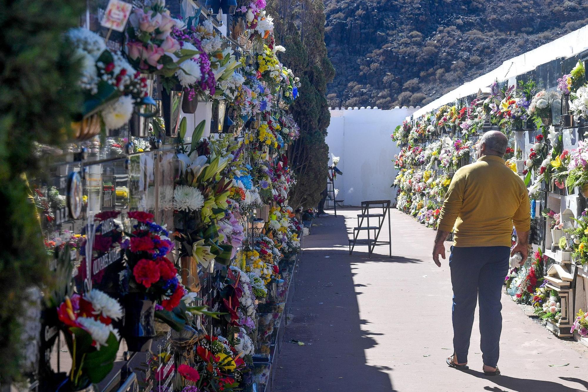 Día de Todos los Santos en cementerios de Gran Canaria