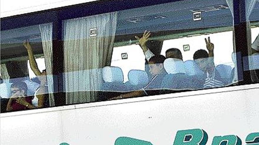 Los disidentes cubanos y sus familiares viajan en autobús tras llegar ayer a Barajas.