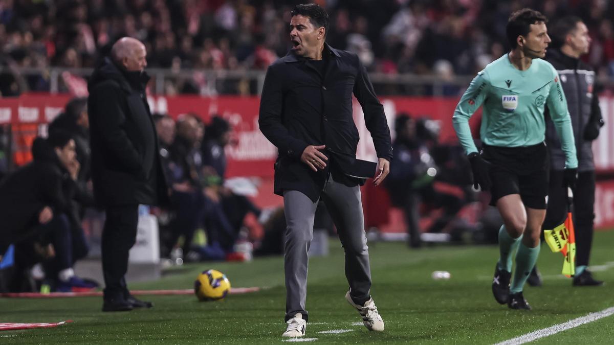 Míchel, el técnico del Girona, durante el duelo contra el Valencia en Montilivi.