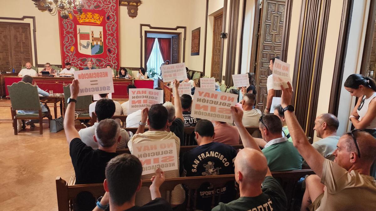 Pleno del Ayuntamiento de Zamora de este jueves, con la protesta de los policías y bomberos entre el público.